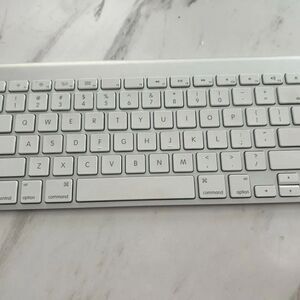 Apple Mac keyboard wireless a1314 white